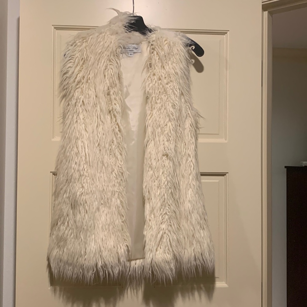 Ivory faux fur vest. size small. 27 inches.